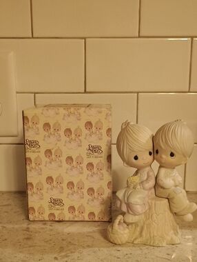 Vintage 1976 Jonathan & David Porcelain Precious Moments  "Love One Another"